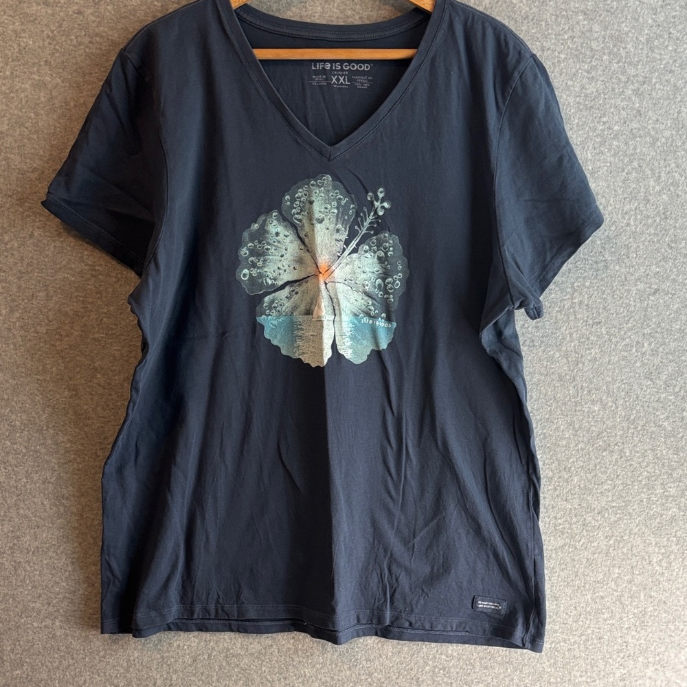 Life Is Good Women's Navy Floral Tee size XXL